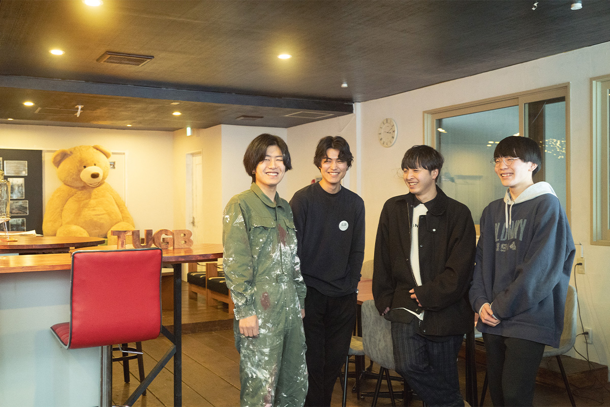 和気あいあいと語らう、〈合同会社PoRtaru〉のメンバーとシェアハウスの皆さん。右から２番目が歌原大悟さんの写真。